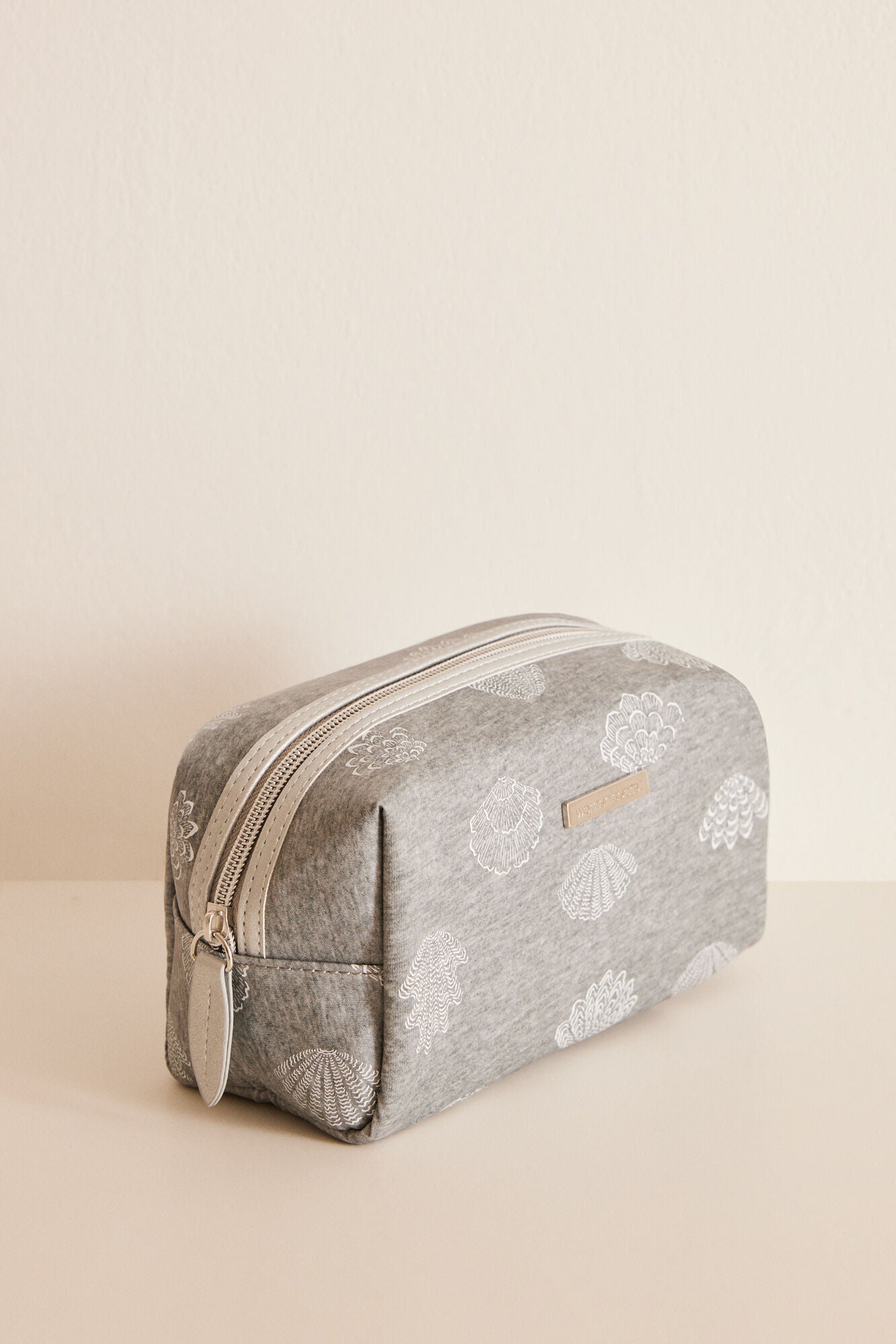 Medium-sized grey make-up case with stars in the sea