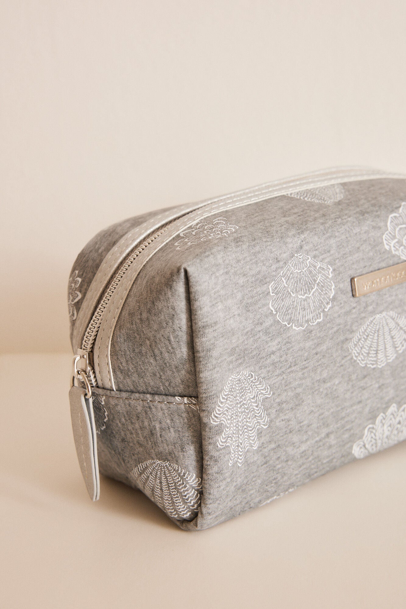 Medium-sized grey make-up case with stars in the sea