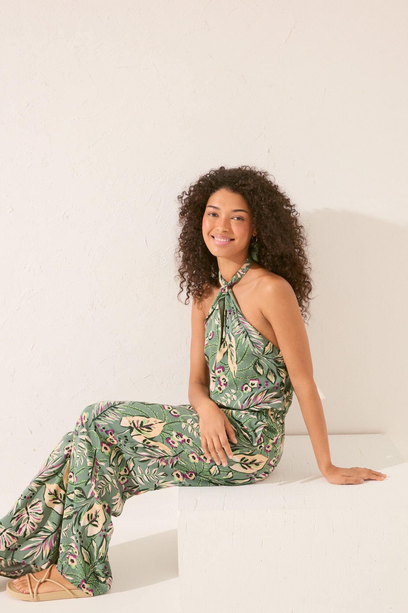 Long halterneck neckline with tropical print