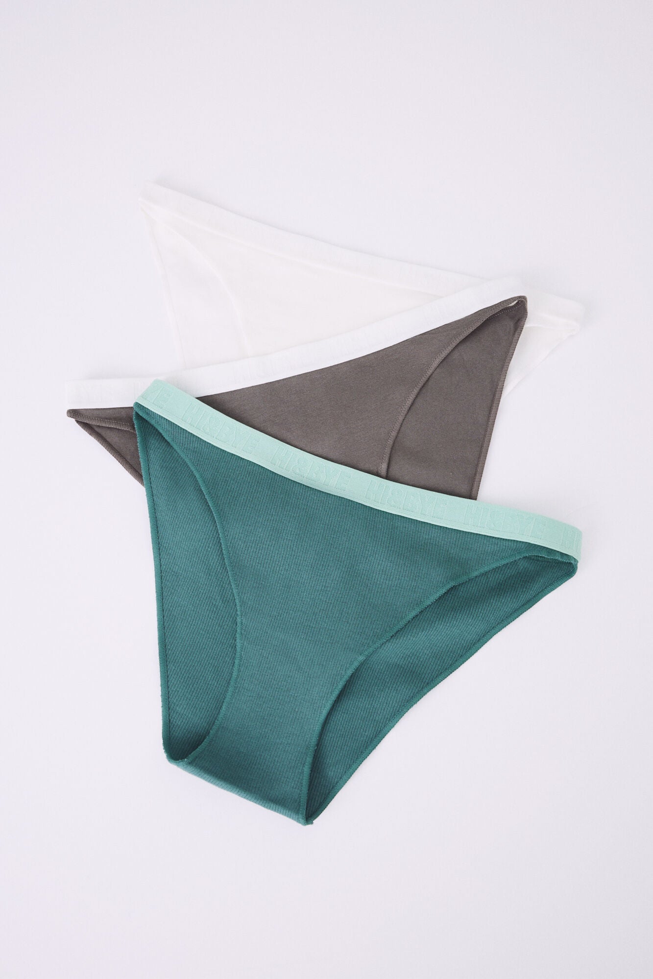 Pack of 3 classic cotton panties in green, white and brown